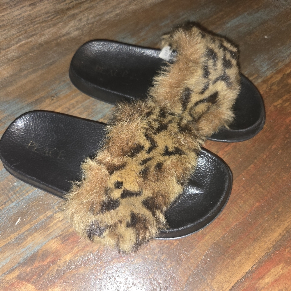 Childrens Place fuzzy slides Size 11
